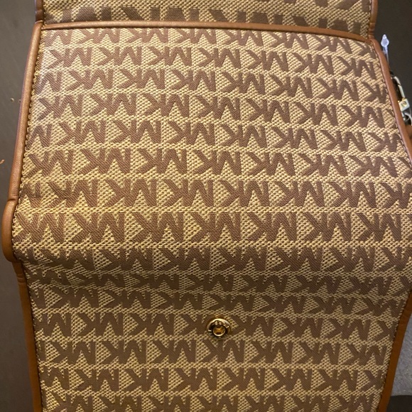 AUTHENTIC LG FLAp phn wristlet MK WALLET org $158 - Picture 3 of 10